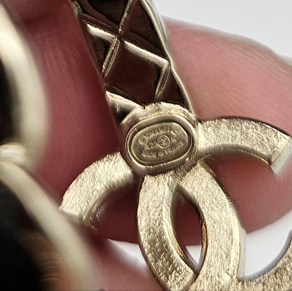 Brand new 2023 authentic Chanel cc hoops earrings with crystal & leather - Picture 16 of 17